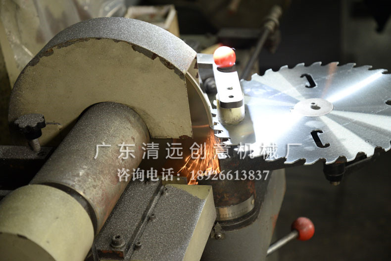 創(chuàng)意機(jī)械廠生產(chǎn)車間進(jìn)行鋸片磨齒
