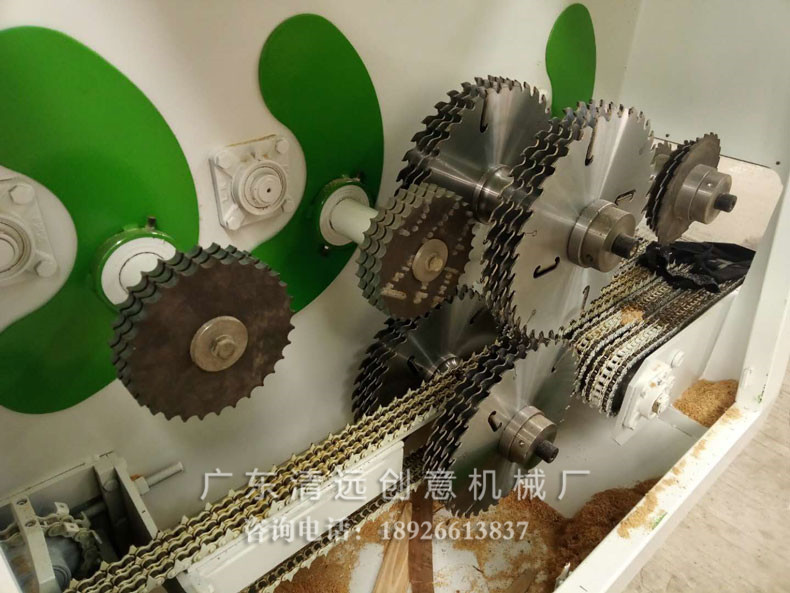 小型圓木多片鋸內(nèi)倉(cāng)送料鏈以及鋸片細(xì)節(jié)