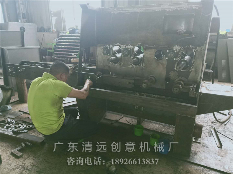 工廠生產(chǎn)車間一角，工廠正在制造圓木多片鋸機(jī)器