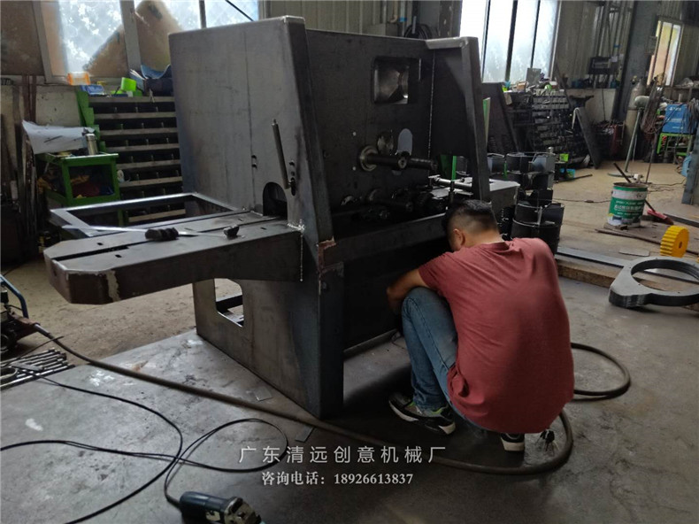 多片鋸生產(chǎn)車(chē)間一角，工人師傅正在制造圓木多片鋸機(jī)器