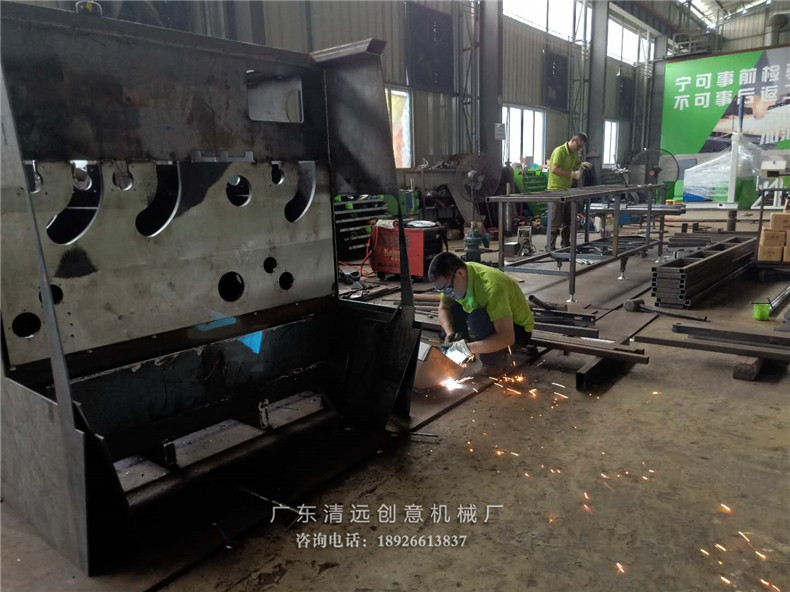 多片鋸生產(chǎn)車間一角，一臺(tái)正在生產(chǎn)的圓木多片鋸機(jī)器
