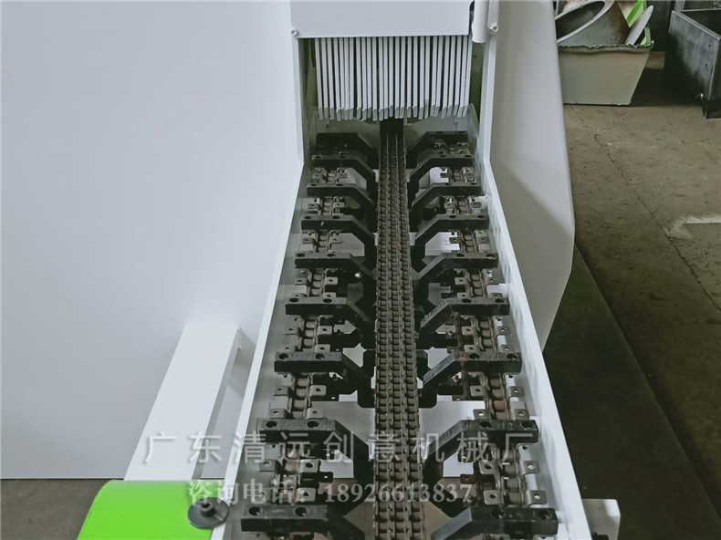 圓木多片鋸機器采用V型送料鏈，自動對中，抓木更穩(wěn)
