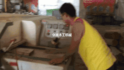 木材加工廠使用每臺每天平均出板材50立方的方木多片鋸生產(chǎn)，速度快，高效率