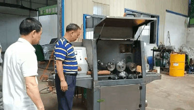 圓木多片鋸開機前，必須確認鋸片等部件是否已緊固，全數(shù)安全防護裝置均應到位