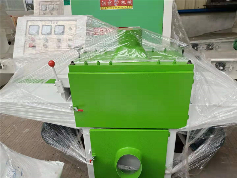 還有一種就是上下軸方木多片鋸鋸片變鈍，像這個(gè)情況簡(jiǎn)單的方法就是對(duì)木方多片鋸鋸片進(jìn)行更換，或把可以修理后使用的損壞鋸片拿去修理