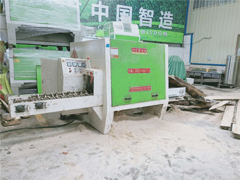 多片鋸安裝時要保證鋸片回轉(zhuǎn)方向與機(jī)器主軸回轉(zhuǎn)方向一致;  